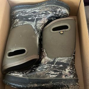 Unisex BOGS kids boots. Size 4